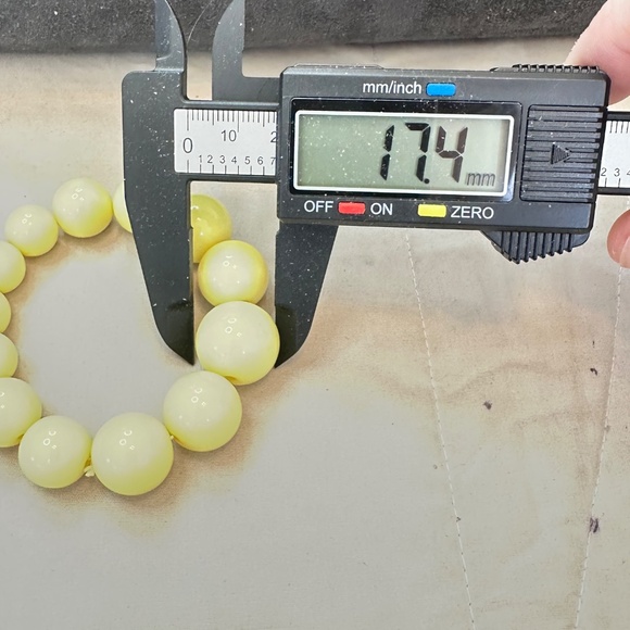 Buttery Yellow, Round, Tagua Nut Graduating Bead Stretchy Bracelet - Vintage - Picture 7 of 13
